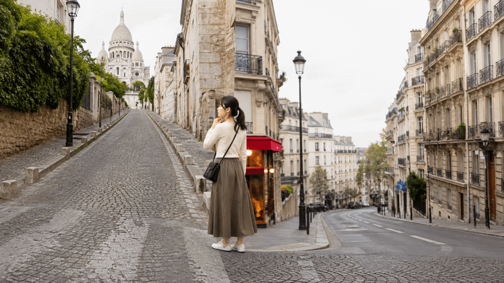Check the differences between the hilltop area and the Pigalle side.